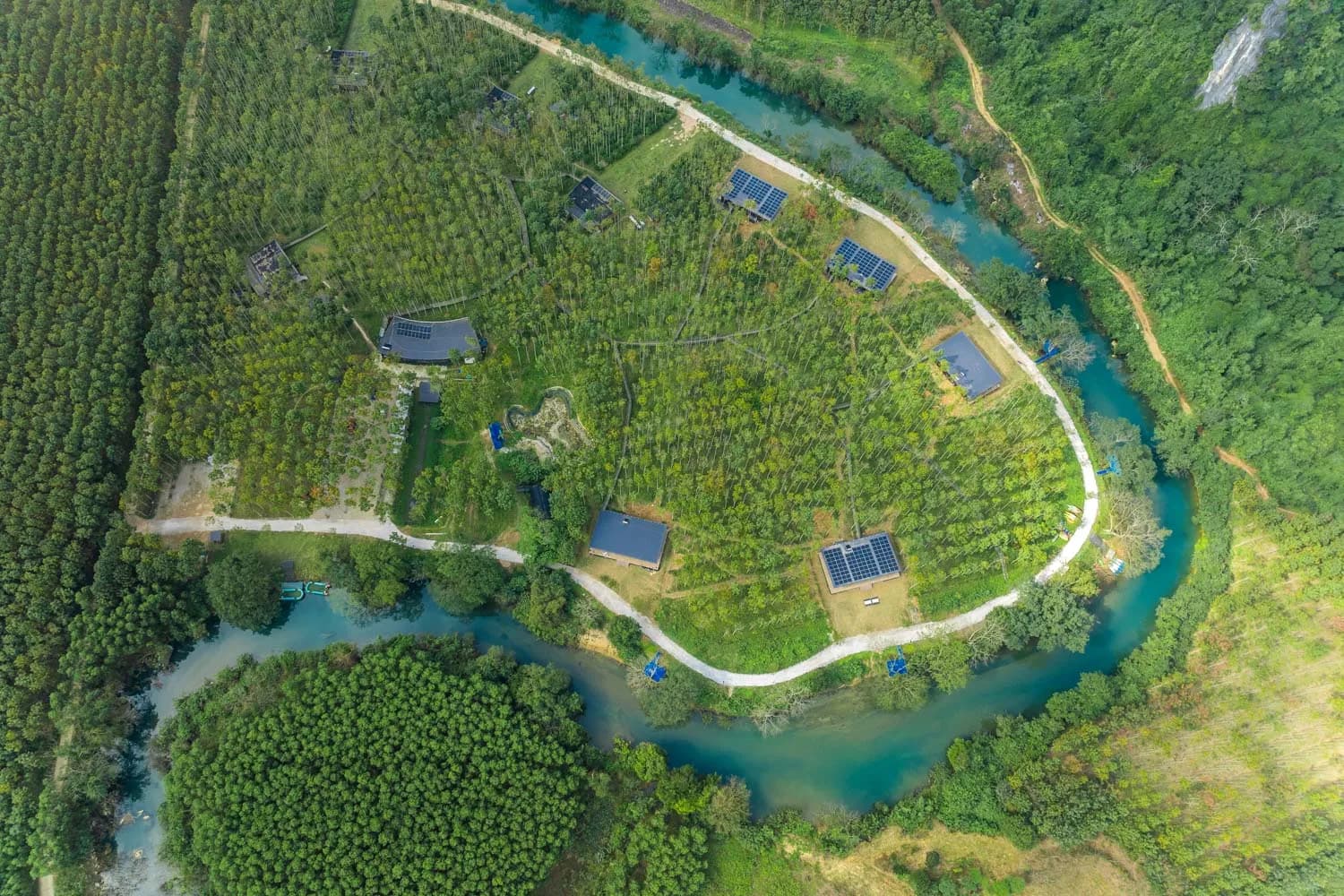 Blue Diamond Retreat - Khu lưu trú xanh vận hành hoàn toàn bằng điện mặt trời do Phong Nha Holiday quản lý.