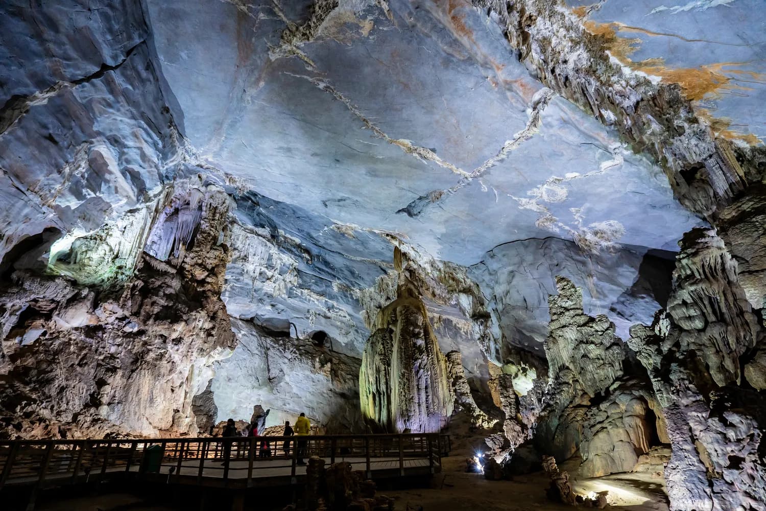 di-bo-ben-trong-dong-phong-nha.webp