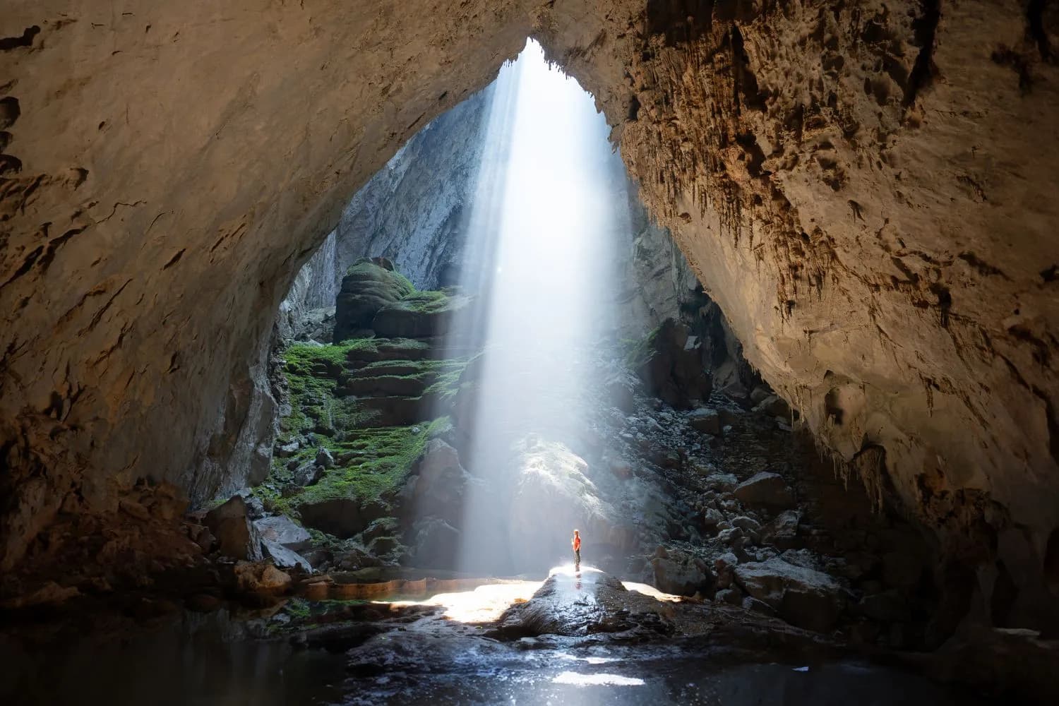 sunbeam-ben-trong-hang-sd.webp