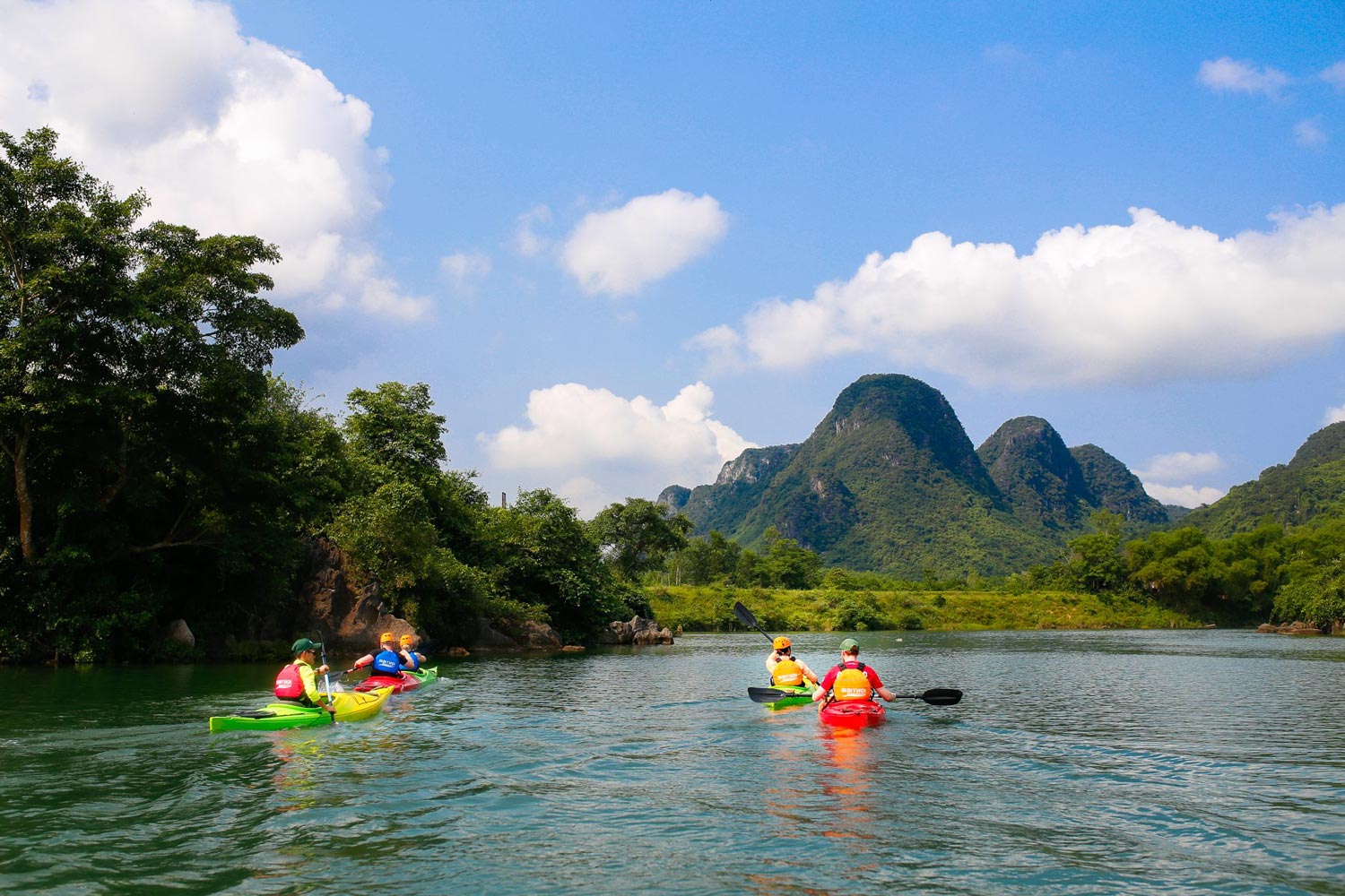 Chào kayak trên sông Chày, ngắm nhìn những dãy núi đá vôi hùng vĩ.