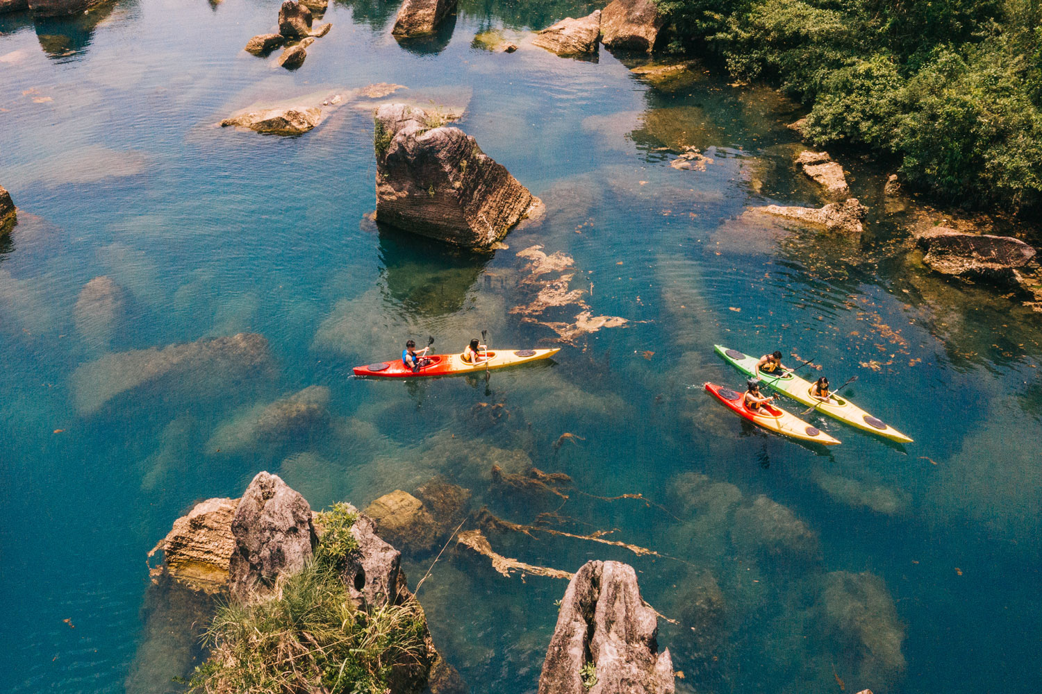 Tại Bãi đá cạn, bạn có thể tham gia bơi lội hoặc chèo kayak trên làn nước trong xanh.
